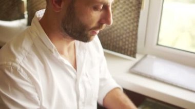 Dizüstü bilgisayarda yazarak adam. Office, el ve dizüstü klavye çalışma işadamı yakın çekim