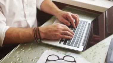 Serbest meslek sahibi bir rahat ortak çalışma iç bir kiralık ofiste çalışıyor. İşletme resmi, sosyal ağlar