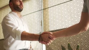 Ofiste iş görüşmesi. Karşılıklı iki iş arkadaşları meslektaşlarının. Alt görünümü. İş kavramı