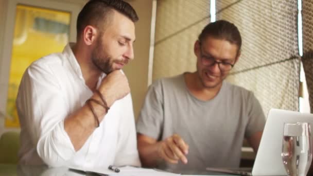 Discusión del proyecto. Dos amigos de freelancers discuten los resultados del proyecto. Empleo libre, planificación empresarial — Vídeo de stock