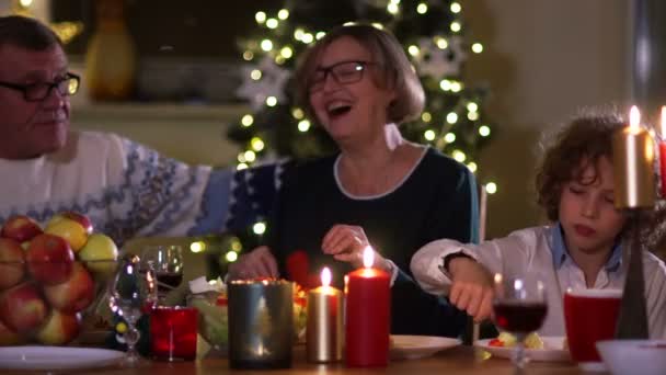 Lykkelig bedstemor med familie griner lykkeligt. Julemiddag, familiesammenføring, fejring af jul og Thanksgiving – Stock-video