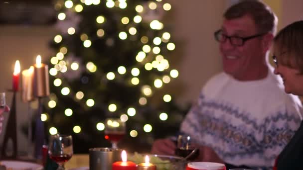 Trois générations de la même famille à la table de Thanksgiving. Grand-parents, fils et petit-fils. Les adultes boivent du vin rouge — Video