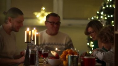 Neşeli Noel mutlu aile akşam yemeği evde yaşıyorsanız. Kutlama tatil ve beraberlik tree yakınındaki