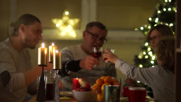 Grande famille heureuse célèbre la nouvelle année. Trois générations de la même famille à la table de Noël. Grand-père et grand-mère fils et petit-fils élèvent leurs verres avec du vin rouge — Video