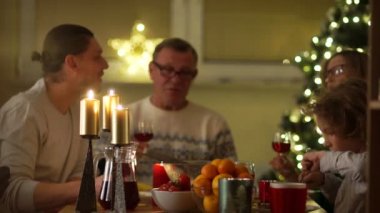 Aile geleneği, Noel resepsiyon. Büyükanne ve büyükbaba çocukları ve torunları ziyaret etmek için davet etti. Yaşlı insanlar birbirlerine aile masada otururken öpücük