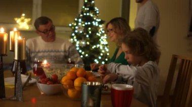Aile birlikte Noel kutlama kavramı. Genç adam bir pişmiş tavuk masaya getirdi. Mutlu aile, kış tatil. Aile birlikte Noel kutlama kavramı. Ağır çekim