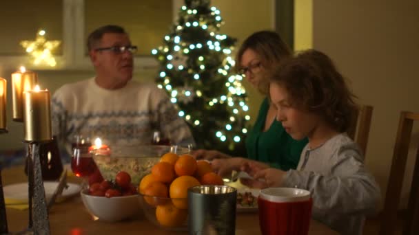 Молодий чоловік приніс запечену курку до столу. Щаслива родина, зимові канікули. Сім'я разом Різдво Святкування Концепція — стокове відео