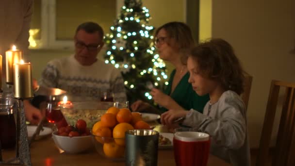 Święto Dziękczynienia. Człowiek kawałki indyka z nożem. Duże rodziny obchodzi Boże Narodzenie na stole — Wideo stockowe