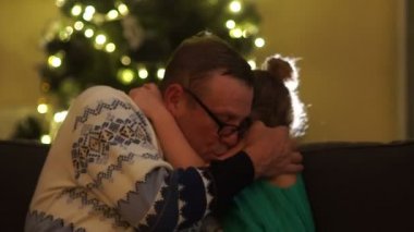 Noel hediyesi, yeni yıl hediye. Kız onun dedesi verdi kutusunu açar. Noel arifesi