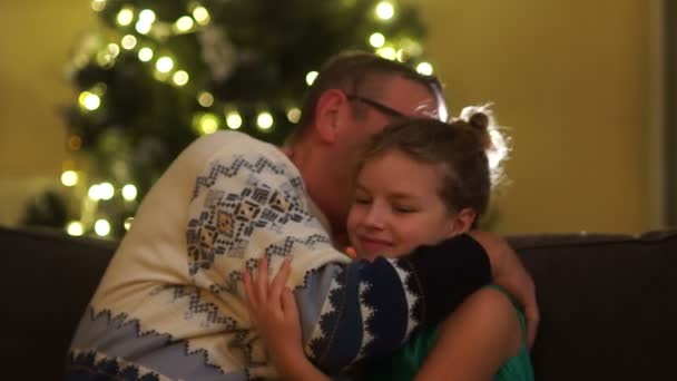 Het tienermeisje kreeg een kerstcadeau van haar grootvader. Familietradities — Stockvideo