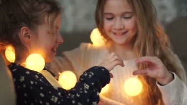 Güzel genç kız evde yatağında çalabilecek. Kızlar bir kalple ellerini göster. Okul dostluk, Bayan sırları