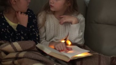 Kızlar pijama partisi vardı. Kız bir kitap okumak ve kendi içeriği tartışmak. Noel ışıkları.