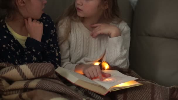 Девочек Пижамная Вечеринка Сестры Читают Книгу Обсуждают Содержание Рождественские Огни — стоковое видео