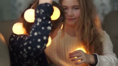 Pijama partisi, iki kız liseli kız yatakta akşam kandırmak. Noel akşam, aydınlatma, kız yatak odasında