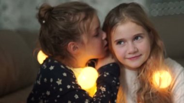 Kız öğrenciler evde parti ve sırlarını paylaşır bir pijama var. Her iki gülüyor Lay, onun kız kardeş kulağına fısıldayarak kız Noel akşam, yeni yıl çelenk