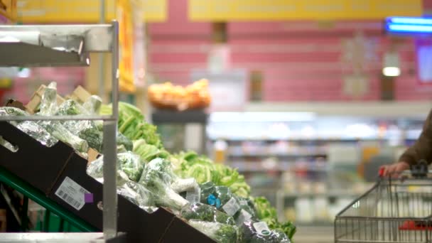 Gros plan de l'homme qui choisit le brocoli dans le supermarché — Video