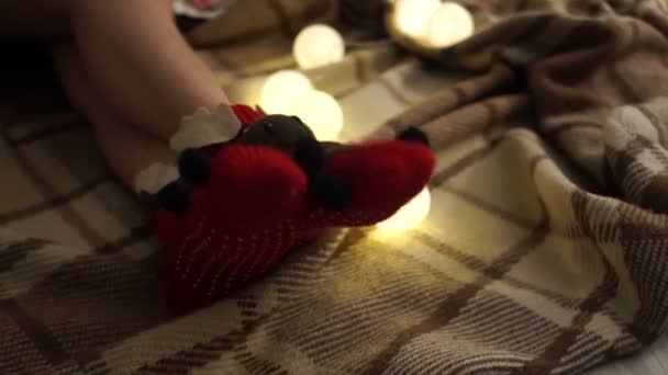 Pies con divertidos calcetines de Navidad. Felices fiestas y Feliz Año Nuevo — Vídeos de Stock