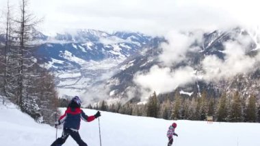 Gençler dağdan kayaklar üzerinde git. Aile tatilleri dağlarda, kış sporları, Kayak, güzel dağ manzarası