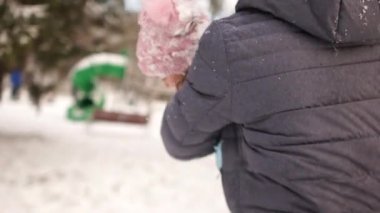 Baba ve kızı aktif karda oynarken, yerde yatan ve kar atmak. Mutlu aile kış tatili