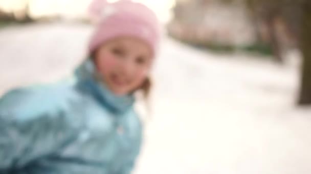 Hija y padre juegan bolas de nieve en el patio de recreo. Moción lenta, Vacaciones de invierno, Día del Padre — Vídeos de Stock