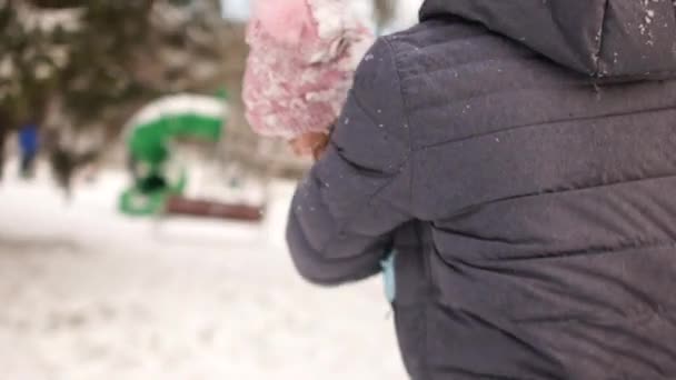 Ojciec i córka są aktywnie grając w śniegu, leżącego na ziemi i rzucić śniegu. Szczęśliwego rodzinnego święta — Wideo stockowe