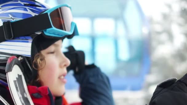 O estudante levanta-se em um jugo no equipamento de esqui. Fechar retrato, pausa de inverno — Vídeo de Stock