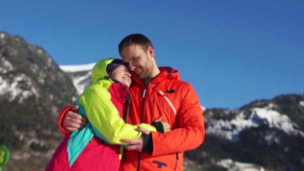 快乐对年轻夫妇在雪山。寒假体育 — 图库视频影像