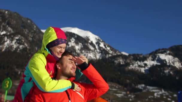 Marido Mulher Contra Pano Fundo Dos Alpes Inverno Casal Descansando — Vídeo de Stock