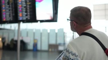 Uçağım var. Düşük açılı arkadan görünüm şık adam çanta ve takvim seyir ile modern Havaalanı duruyor