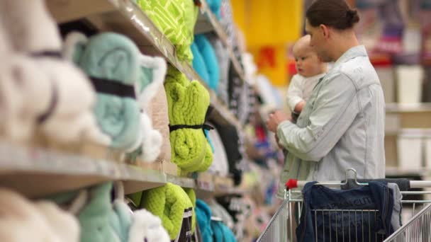 Jovem Pai Solitário Seu Filho Comprar Cobertor Verde Brilhante Para — Vídeo de Stock