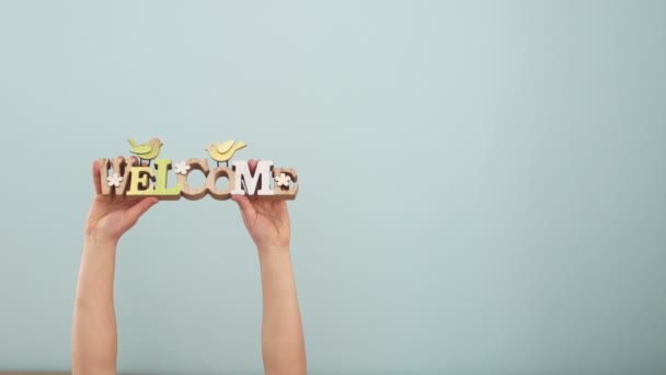 Le mani da bambini su uno sfondo di zecca tengono segni sul tema di primavera e Easter. poi i bambini si tolgono le mani con i segni dalla cornice — Video Stock