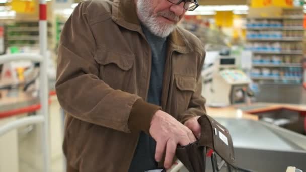 Tom plånbok i händerna på en äldre man. Fattigdom i pension koncept. Mynt i handen på en pensionär — Stockvideo