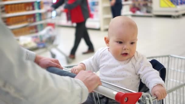 Alışveriş Sepeti Arabası Içinde Çok Güzel Bir Bebek Çocuk Ilk — Stok video