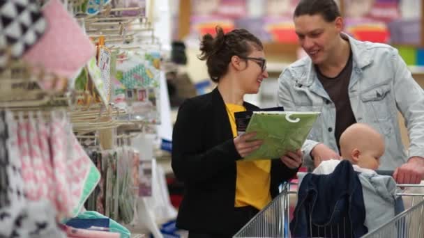 Mooie Jonge Gezin Shoppen Voor Thuis Supermarkt Baby Zit Het — Stockvideo