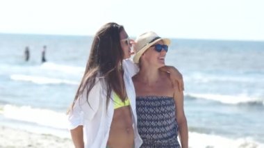 Basit rahat şık beyaz üstleri ve parlak güneş gözlüğü, giyen genç seksi güzel kadın portresi yaz yakın gülümseyen eğlenmek tatil tropikal ülkede. Arkadaşlarım gülmek ve deli gitmek