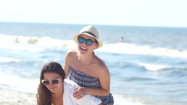 Dwie Przyjaciółki Mogą Bawić Się Plaży Letnie Wakacje Okulary Przeciwsłoneczne — Wideo stockowe
