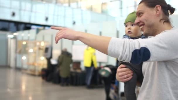 Toplantı havaalanında. Dedem, oğlu ve torunu. Aynı aileden üç kuşak birbirimizi görmek mutluyuz. Babalar günü, Aile günü — Stok video