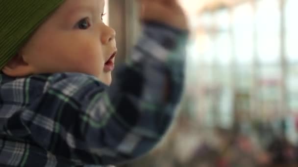 Bébé Dans Centre Commercial Regarde Les Gens Travers Verre Garçon — Video