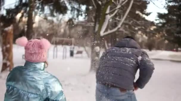 Bitwa śnieg teen dziewczyna z jej ojcem. Rodziny w parku w weekend zabawy — Wideo stockowe