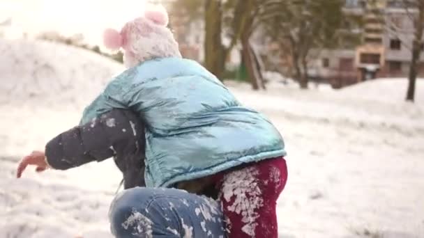Allvarliga snö kampen. En flicka utstryk snö i ansiktet fäder. Mannen skrattar — Stockvideo