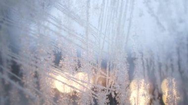 Pencere camına dondurucu su desen eritebilir. Cam arkasında arka planda görünür bulanık yolda araçların ışıklarının