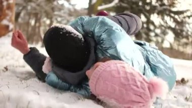 Adam ve kızı karda iyi eğlenceler, kartopu gülmek ve dinlenme oynar. Babalar günü
