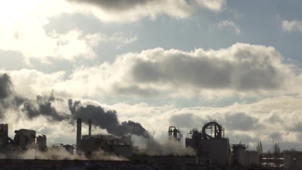 Plant straalt rook en smog uit de leidingen op nevel bewolkt, verontreinigende stoffen in de atmosfeer terechtkomen. Milieuvervuiling ramp. Uitstoot van schadelijke stoffen in. Uitlaatgassen. Chemische industrie tegen de hemel — Stockvideo