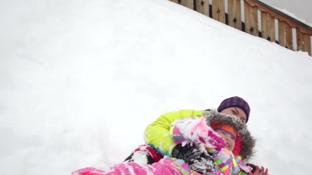 Glad kärleksfull familj. Mor och barn flicka ha roligt, faller, leker och skrattar på snöiga vinterpromenad i naturen. Frost vintersäsongen — Stockvideo