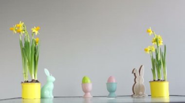 Paskalya gelenekleri. Çocuk bir Paskalya yumurtası, çocuksu pranks çaldı. Kıvırcık sevimli okul çocuğu tablo Easter dekor ile yakın