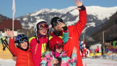 Kardeş, kardeş ve velileri sallayarak, uzakta kayak merkezi arıyor. Etkin aile tatil