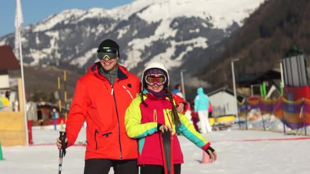 Esquí vacaciones en familia. Niños y sus padres, una familia de cuatro personas posando sobre un fondo de montañas cubiertas de nieve en material de esquí — Vídeos de Stock