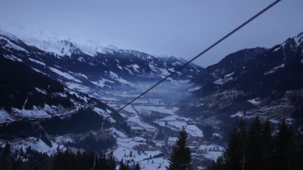 Remonte sobre un fondo de montañas nevadas y valle. Sillas vacías se mueven contra el telón de fondo de un hermoso paisaje de invierno de montaña — Vídeos de Stock