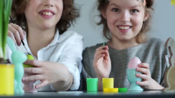 Childrens Pasen creativiteit. Jongen en meisje versieren van paaseieren en lachen, vrolijk — Stockvideo