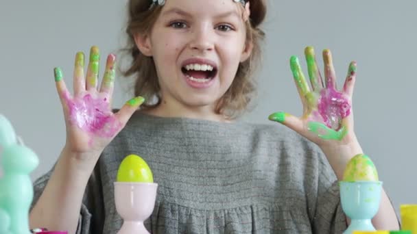 Arteterapie. Dospívající dívka ukazuje malovaný ruce. Šťastné dítě, dětské tvořivosti. Velikonoční koncept — Stock video